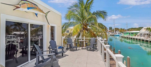 Vaca Cut w/60` dock, 4br/4ba, 2 kitchens in Marathon