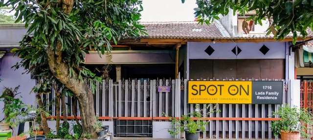 Vaccinated Staff - SPOT ON 1716 Lada Family Residence Syariah in Malang