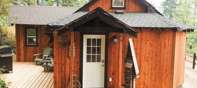 Vernon Cedar Cabin - Private Hot Tub - King Bed - Close to Ski Hill and Town in North Okanagan