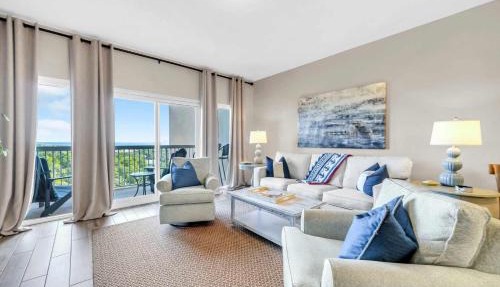 Vibrant condo with Resort amenities near beach in Destin