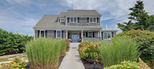 Views! Four bedroom sleeping 8 with views of West Dennis Beach in West Dennis