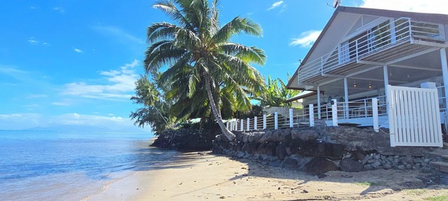 Villa Azura | Edge of lagoon and beach, view of Moorea in Paea