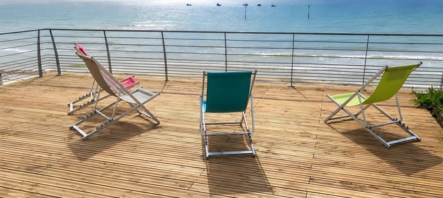 Villa "L'hermitage, Seafront" with Sea View, Private Terrace and Wi-Fi in Pirou