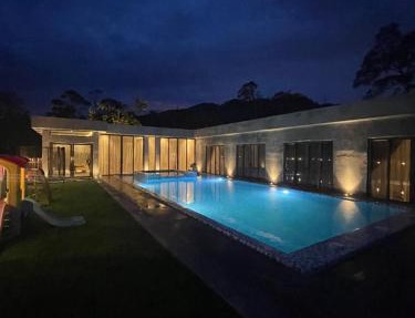 Villa Narqes - Elegant Family Retreat Villa in Lengging