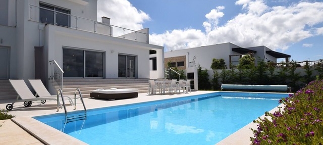 Villa w/Heated Pool Near Óbidos in Nadadouro
