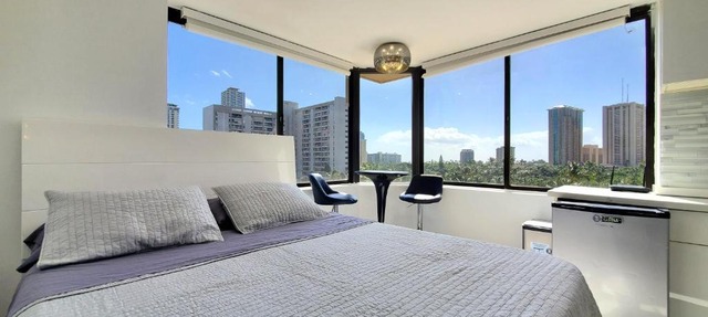 Waikiki beach modern studio No resort fee Best location in Honolulu