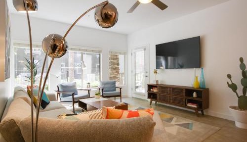 Walk to High St, Phoenix Gem w/Resort-Style Perks in Phoenix