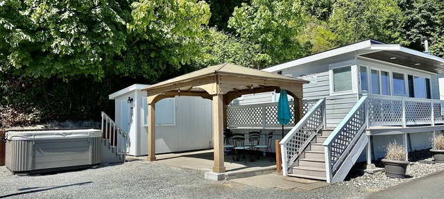 Waterfront Cabin on Camano Island with hot tub and outdoor patio. in Camano