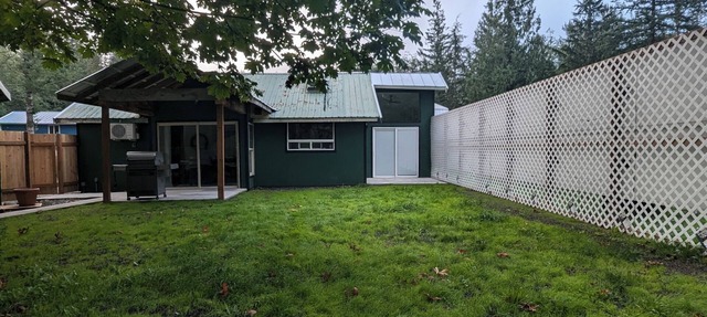 Waterfront guest house with WiFi, AC, Hot tub, Sauna. Pet friendly. in Gold Bar