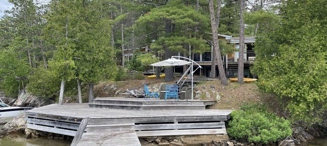 Waterfront Paradise on Private Point in Val Des Monts