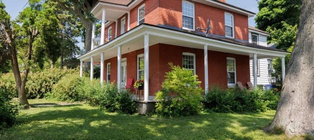 Waterfront Spacious 4-bedroom house with WiFi and AC in gorgeous Pointe-Claire in Pointe-Claire