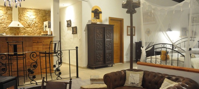 Wine lovers romantic rural barn 7 km from Obidos complete with wine press! in OBIDOS