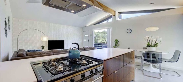 Work-Friendly SoCo 2BR | Fast WiFi, Pets Welcome in Austin