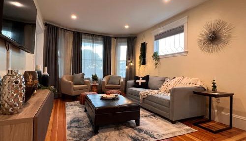 Your Boston Retreat - Great porches - 2/BR sleep 6 in Everett