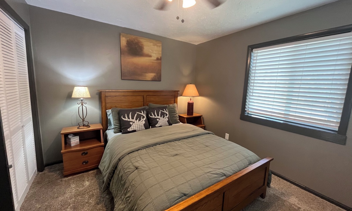 Dayton Cabin | River Retreat - Tongue Canyon on the river with hottub & AC on 7.5 private acres