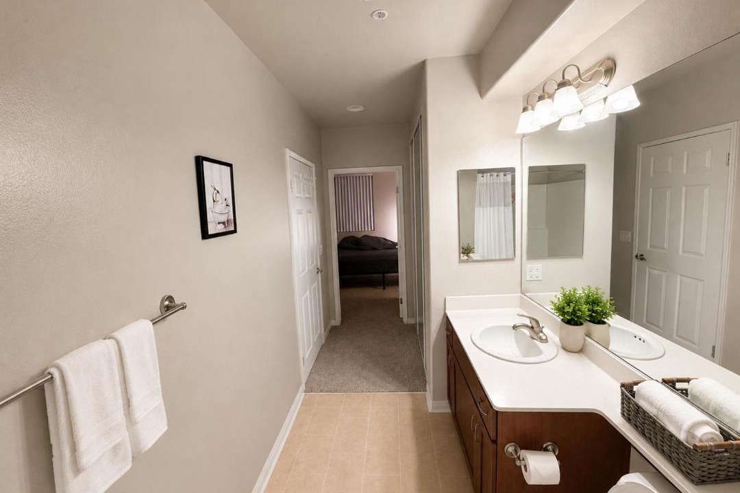 Marina del Rey House | Private Room in Shared Apartment with Resort Amenities Pool Sauna Gym Hot-Tub