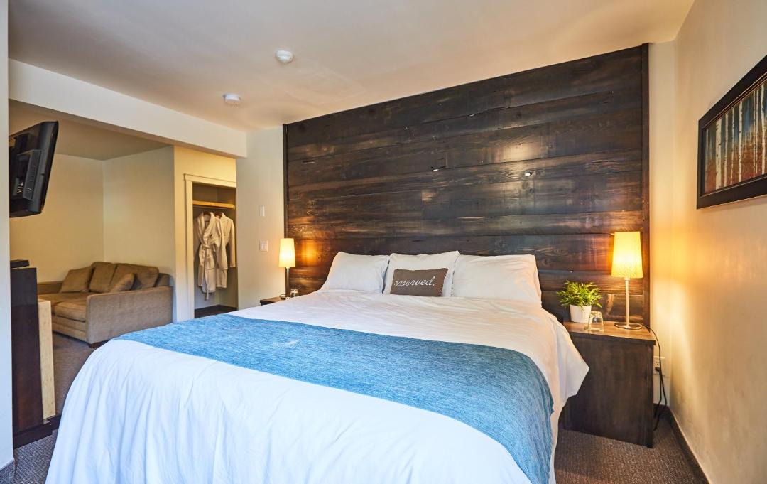 Port Sydney Resort | 3 Pines Lodge Muskoka