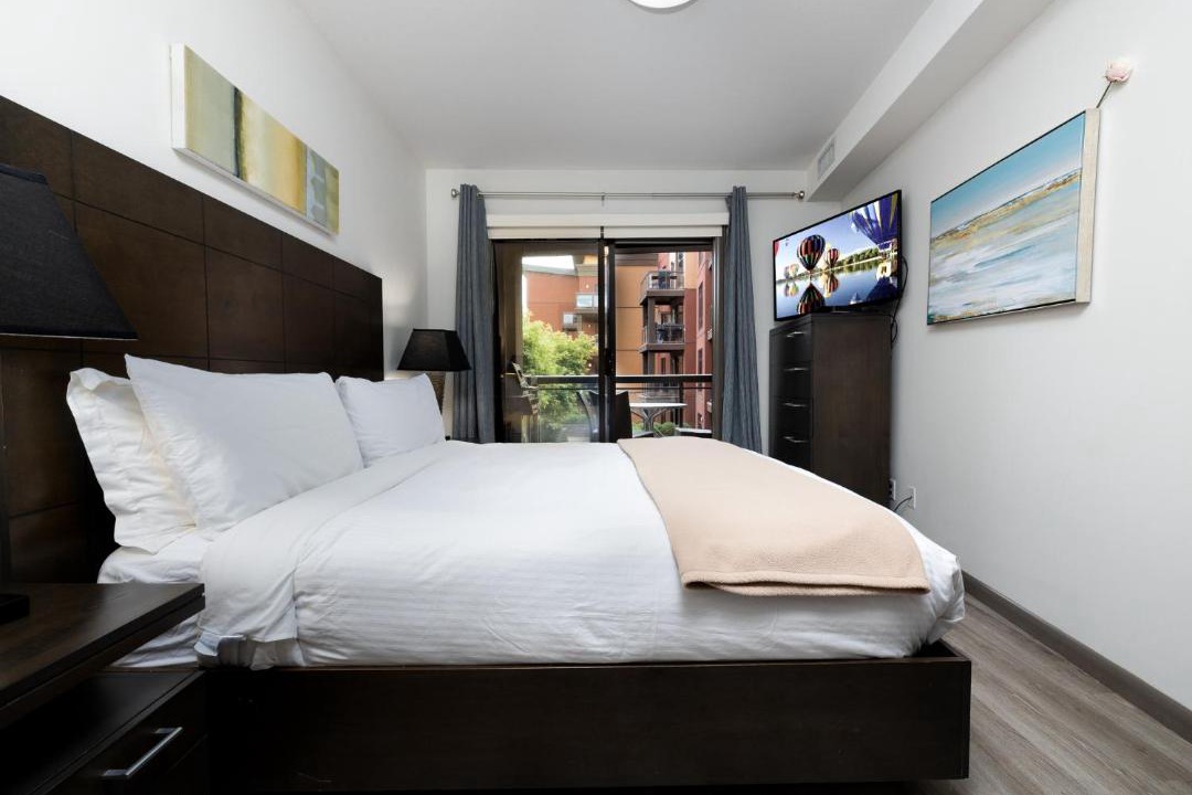 South Pandosy Apartment | Upgraded lakeside resort dream vacation home