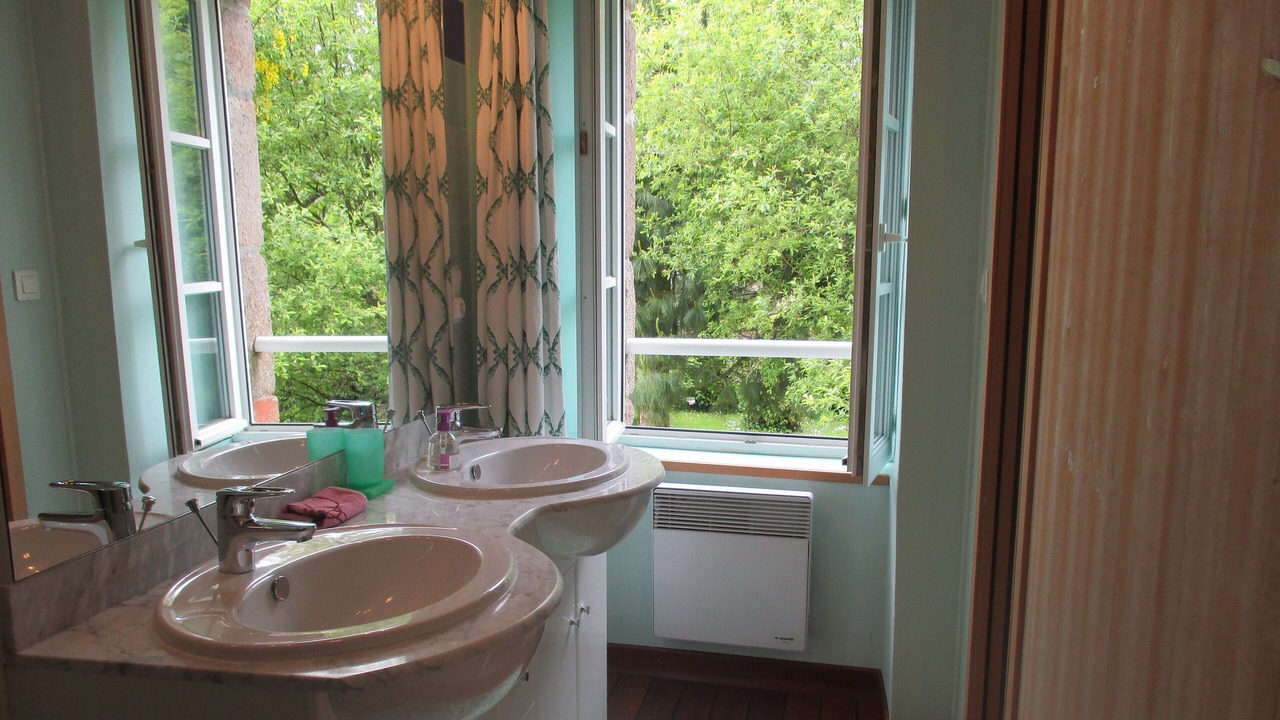 Photo of Bathroom in Dragey-Ronthon