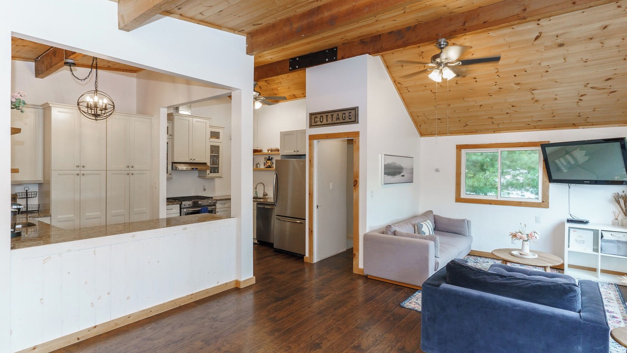 Photo of Livingroom in Port Carling