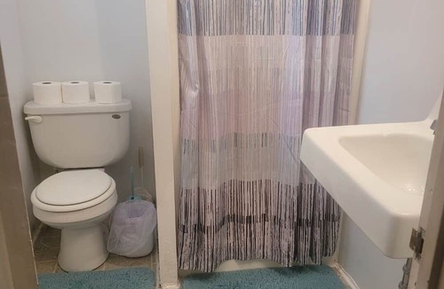 Torrington House | 2 apartments for price of 1. Entire house with lots of rooms. Pets welcome!