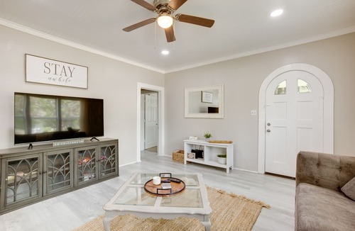 Downtown Cottage | Airy Bryan Vacation Rental ~ 5 Mi to Texas A&M