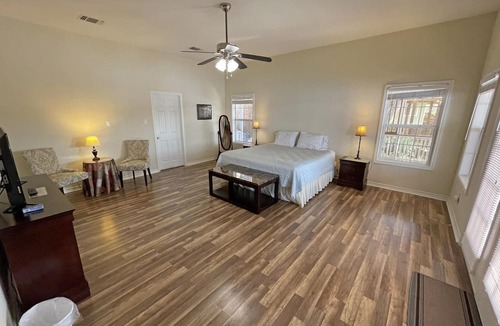 Crockett House | "Lakeside" Kayaks, dock with boat house, huge porch and much more
