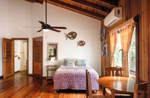Half Moon Bay Hotel | Posada Arco Iris