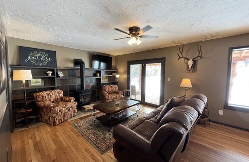Dayton Cabin | River Retreat - Tongue Canyon on the river with hottub & AC on 7.5 private acres