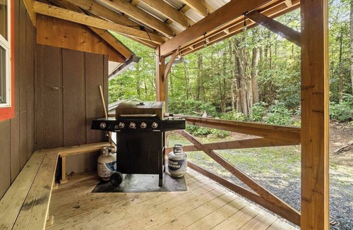 Newland Cottage | Sitting Bear Cottage in Gingercake Acres on the east side of Linville Gorge