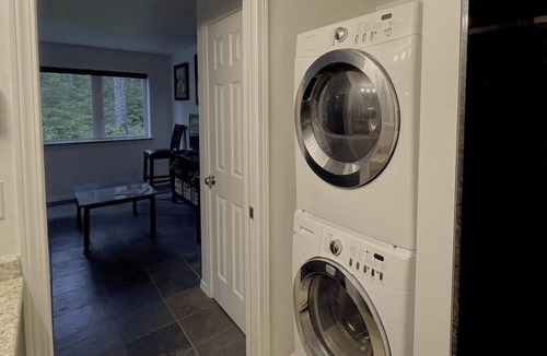 Juneau House | Suite Rock near glacier and Auke Bay harbor -DISCOUNTS ON TOURS!