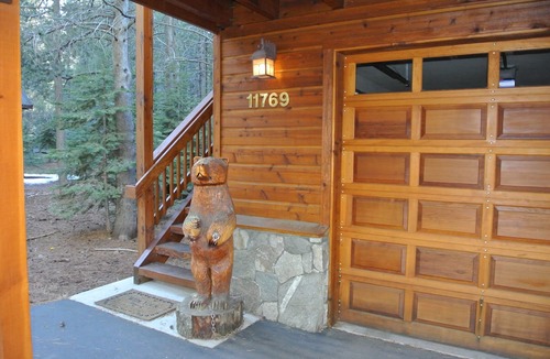 Truckee Cabin | Mountain Escape Tahoe Donner Cabin Hot Tub, Pool Table & Forest Setting