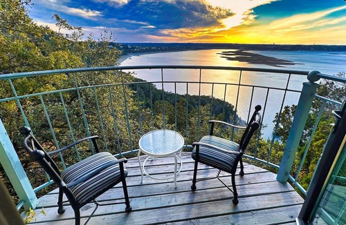 Comanche Canyon Ranch Apartment | Castle apartment #1 at Villa del Sol ~ Lake, hillside, sunsets & nature galore!