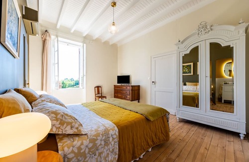 Blasimon Bed & Breakfast | Château Haut Cazevert Guesthouse with Pool, Wi-Fi, and Air Conditioning