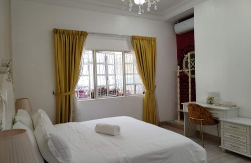 Titiwangsa House | Titiwangsa Villa . Spacious with 12 bedrooms attached bathrooms , Free Wi Fi .