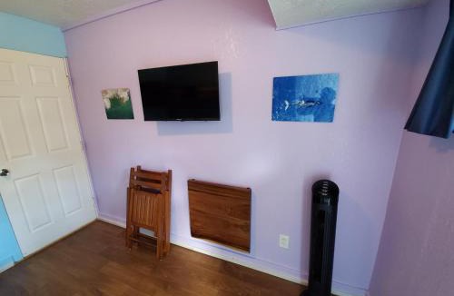 Wailuku Apartment | Downtown Wailuku Twin Wall Bunks + AC