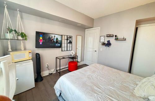 Willowdale House | Home stay - Room with Yonge Street view and 3 Star Hotel Amenities