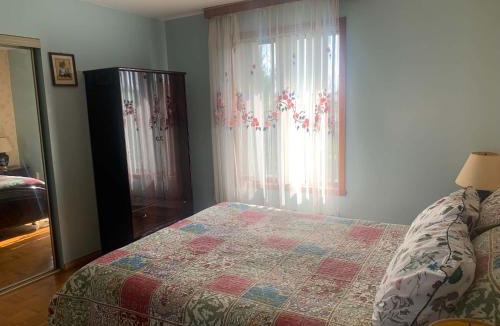 Fabreville House | Family Home in Laval, Free Parking, 15 min from Airport, Carrefour Laval Centropolis