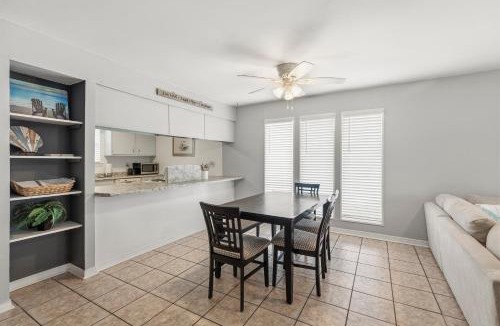 Gulf Breeze Apartment | Private Fenced Turf Yard, King Bed, Dogs Stay Free, 8 Mi to Pensacola Beach, In-Unit Washer and Dryer