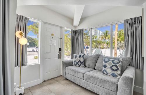 Galt Mile Hotel | Ocean Blvd King Suite with Sofa Bed