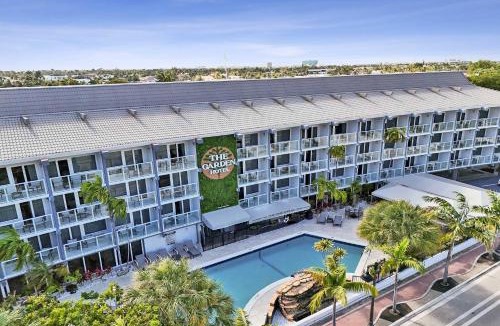 Galt Mile Hotel | Ocean Blvd King Suite with Sofa Bed