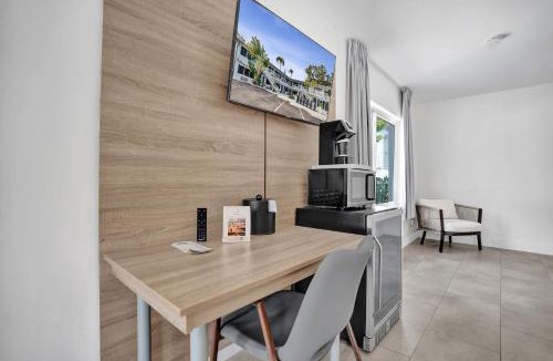 Galt Mile Hotel | Ocean Blvd King Suite with Sofa Bed
