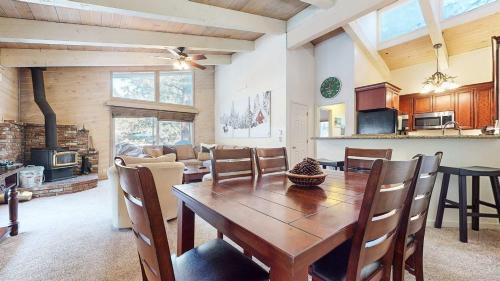 Mammoth Lakes House | Mountain Chateau Retreat - Desirable Resort 4 BDR