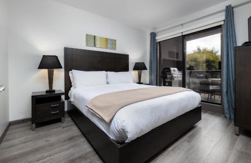 South Pandosy Apartment | Upgraded lakeside resort dream vacation home