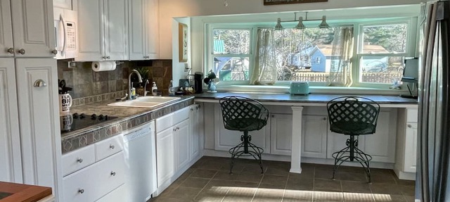 Cozy little home on Gwynn's Island with Chesapeake Bay semi-private beach access in Hudgins