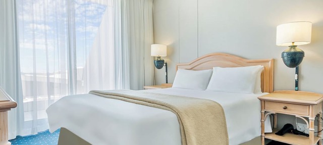 Dolphin Beach Hotel in Cape Town