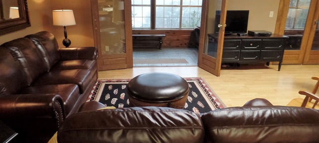 Lake Front Lodge With Beautiful Lake Views And 5 Bedrooms And 5 Bathrooms. in Vonore