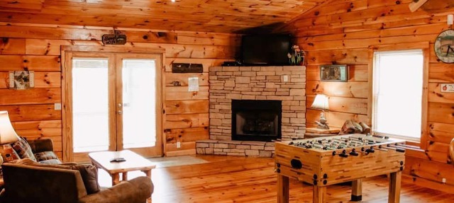 "Sweet Life" Log Cabin Creekside, Trout Fishing, Foosball, Hot Tub and Firepit in Cosby