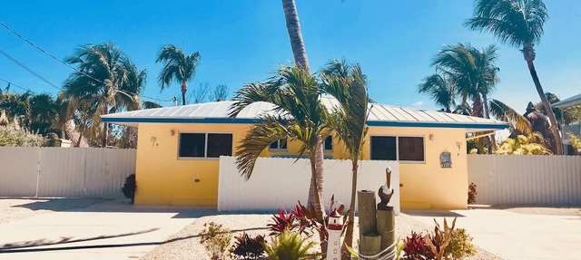 DUPLEX IN DUCK KEY, 2 Bedroom/2 Bath, W/Private 90' Dock, Trailer Storage INCL in Marathon