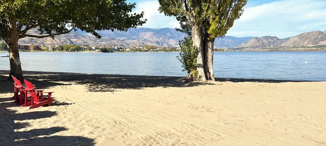 Mediterranean resort located on Lake Osoyoos, private beach, Pkl ball courts in Osoyoos